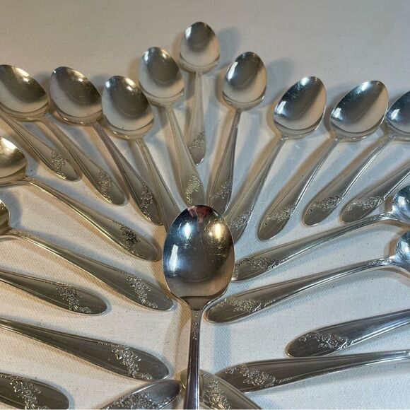 12 spoons Oneida Tudor Plate QUEEN BESS II Vintage 1946 Silver Plate - Picture 3 of 15